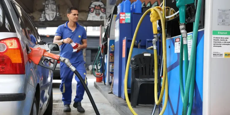 Governo propõe subvenção da gasolina em R$ 0,44 por litro