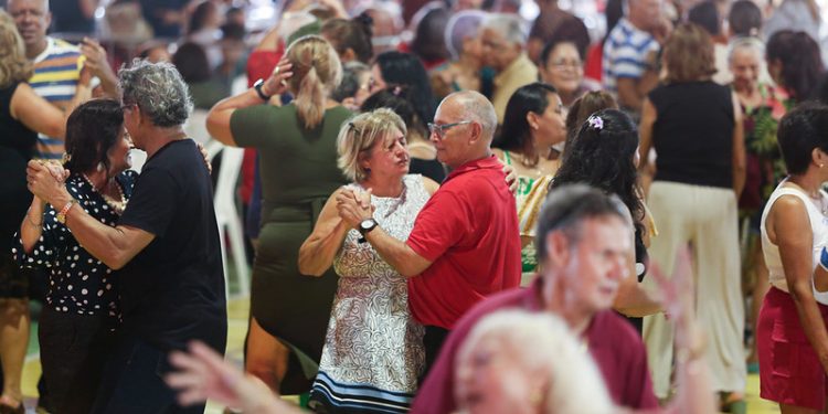 Prefeitura de Manaus reúne mais de 1,5 mil pessoas idosas no ‘Bolerão no Parque – Especial Dia das Mães’