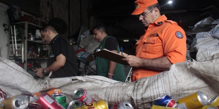 CIF fiscaliza estabelecimentos de sucatas na zona sul de Manaus