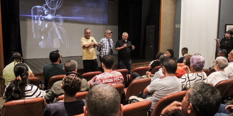 Memória do futebol amazonense ganha destaque com exibição de documentário sobre os irmãos Piola no Cineteatro Guarany