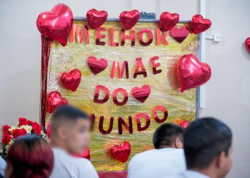Defensoria Pública celebra Dia das Mães com foco no fortalecimento de vínculos de jovens do sistema socioeducativo Atividade do projeto ‘Ensina-me a Sonhar’ no Centro Dagmar Feitoza contou com palestra do escritor Tenório Telles e confraternização entre filhos e mães A Defensoria Pública do Estado do Amazonas (DPE-AM) realizou, nesta quarta-feira (6), uma atividade especial do projeto “Ensina-me a Sonhar” no Centro Socioeducativo Dagmar Feitoza, localizado no bairro Alvorada, na Zona Centro-Oeste de Manaus. A ação em homenagem ao Dia das Mães, celebrado no próximo domingo, reuniu jovens que cumprem medidas socioeducativas e suas mães, em uma tarde com palestra do escritor Tenório Telles e momento de confraternização. Coordenador do “Ensina-me”, o defensor público Eduardo Ituassú explica que uma das técnicas de abordagem da socioeducação e da ressocialização é a reinserção familiar e o estreitamento dos vínculos familiares. “Muitas vezes, os adolescentes quando passam por esses problemas estão com os vínculos familiares fragilizados e até rompidos. Então, a equipe técnica faz esse trabalho de reestreitar o vínculo, e a Defensoria vem buscando isso também”, disse. “Por isso, trouxemos mães biológicas e afetivas para esse momento, essa tarde de poesia, de reflexão e exemplos, mostrando que todos nós temos problemas, mas todos nós também temos capacidade de superá-los”, pontuou. A iniciativa foi recebida com emoção pelas mães presentes. Mariana de Oliveira Gomes disse que momentos como esse são essenciais para que os jovens compreendam o valor da união familiar em suas vidas. “Hoje percebi que todos nós temos lutas parecidas. E nós não podemos desistir dos nossos filhos, porque eles são presentes de Deus nas nossas vidas”, afirmou. O sentimento de esperança também foi compartilhado por Grasiane Rodrigues Andrade, que vê no projeto uma oportunidade de recomeço após períodos de extrema dificuldade. “É um incentivo e uma ajuda muito grande. É um recomeço para nós, como mães, e para nossos filhos voltarem a sonhar”, disse. Grasiane relatou sua luta pessoal, mencionando que o filho chegou a viver em situação de rua por meses e que ela enfrentou a depressão, mas que hoje vive um momento de renovação. “Para mim é uma esperança nova. Acredito que hoje meu filho está por cima de tudo o que ele passou, assim como todos os jovens que estão aqui”, acrescentou. Palestrante convidado, o escritor Tenório Telles contou um pouco de sua trajetória e a importância do apoio e aconselhamento da mãe para o seu desenvolvimento pessoal. Sobre o diálogo com os jovens e suas mães, ele descreveu a experiência como um momento de profunda humanidade e solidariedade. Conforme o escritor, ouvir os relatos de sacrifício das mães reforça a necessidade de ações coletivas para o resgate dos jovens. “São momentos que nos fazem ver como podemos contribuir para o processo de resgate da vida das pessoas, em especial dos jovens. O ‘Ensina-me a Sonhar’ é um projeto de profunda humanidade e um exemplo do que pode ser feito para melhorar a sociedade e proporcionar oportunidades para famílias que, muitas vezes, vivem no desespero”, observou Telles. “Saio daqui contente, muito feliz de ver que esse trabalho está dando resultados e que muitas mães estão conseguindo resgatar seus filhos da violência”, concluiu. A atividade contou com a participação das defensoras Monique Cruz e Dâmea Mourão, também coordenadoras do “Ensina-me a Sonhar”, e com o apoio técnico dos servidores da Secretaria de Justiça, Cidadania e Direitos Humanos (Sejusc). Sobre o projeto Lançado em 2017, o projeto “Ensina-me a Sonhar” promove para jovens em cumprimento de medidas socioeducativas oficinas, palestras e ações formativas voltadas à educação, cidadania e inserção no mercado de trabalho, evitando reincidências. Profissionais de diversas áreas conversam com os jovens, visando ampliar perspectivas para os adolescentes. “Buscamos mostrar para os adolescentes que todos nós passamos problemas, mas todos nós temos a capacidade de nos reinventar. Então, o Ensina-me a Sonhar mostra as possibilidades, procurando dar um novo caminho e mostrar para a família que tudo é possível”, explicou o defensor Eduardo Ituassú. Texto: Luciano Falbo Fotos: Luiz Felipe Santos/DPE-AM