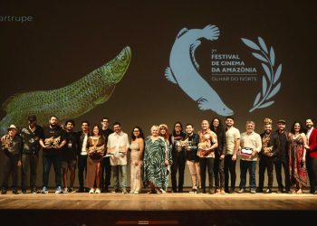 Com estreia de longas-metragens, Festival Olhar do Norte abre inscrições para edição 2026 Referência na região Norte, o evento realizado pela Artrupe Produções acontece em setembro, no Teatro Amazonas Em 2026, o Festival de Cinema da Amazônia – Olhar do Norte estreia a mostra competitiva de longas-metragens na programação do evento que é referência na região Norte. As inscrições para a 8ª edição podem ser feitas até o dia 19 de junho, e o regulamento está disponível no site festivalolhardonorte.com e no perfil do evento no Instagram (@olhardonorte). Realizado pela Artrupe Produções, em parceria com o Cine Set e Governo do Amazonas, por meio da Secretaria de Estado de Cultura e Economia Criativa, o festival acontece em setembro e tem como meta dar visibilidade à produção audiovisual da Amazônia, além de trazer para Manaus produções de destaque de todas as regiões do Brasil, aliando a exibição ao diálogo sobre cinema. O Olhar do Norte tem ainda as mostras competitivas Amazônia de Curta-metragens para filmes realizados nos estados da Amazônia Legal, como Acre, Amapá, Amazonas, Maranhão, Mato Grosso, Pará, Rondônia, Roraima e Tocantins, e por diretores destes estados; Outros Nortes, com produções e diretores dos demais estados brasileiros; e Olhar Panorâmico, com seleção de trabalhos da Amazônia Legal. Nestas categorias podem ser inscritos curtas de até 25 minutos, de qualquer gênero e temática, realizados a partir de 1º de janeiro de 2025. A programação conta com a mostra não-competitiva Olhinho, para filmes infantojuvenis e aberto para todos os estados do Brasil; e filmes convidados pela curadoria. Além das exibições presenciais em Manaus, o festival reforça sua presença digital por meio de uma parceria com a plataforma Itaú Cultural Play, que vai disponibilizar online os filmes das mostras de curtas amazônicos e panorâmicos após o encerramento das sessões. "Este ano simboliza um passo fundamental para nos aproximarmos ainda mais dos realizadores e do público da Amazônia Legal. Exibir longas em competição é uma forma de profissionalizar e dar visibilidade a um cinema que busca, cada vez mais, conquistar plateias maiores", destaca Diego Bauer, curador do Olhar do Norte e integrante da Artrupe Produções. Para se inscrever, os concorrentes devem preencher o formulário on-line no site, e informar um link para assistir ao filme pela internet (Vimeo, Youtube, Google Drive). Não serão aceitos outros tipos de links ou suportes como We Transfer, Dropbox, Sendspace e similares. Para a inscrição, a organização vai aceitar versões work-in-progress dos filmes e cada realizador pode se inscrever com quantos filmes quiser. A lista dos filmes selecionados vai ser divulgada no site festivalolhardonorte.com e nas redes sociais do Festival de Cinema da Amazônia – Olhar do Norte. FOTOS: Divulgação/Secretaria de Estado de Cultura e Economia Criativa