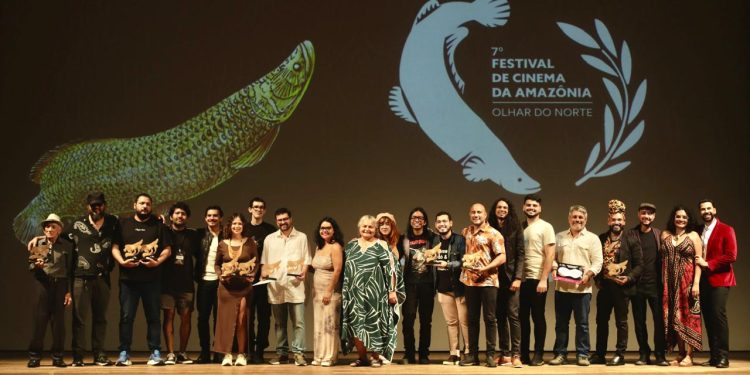 Com estreia de longas-metragens, Festival Olhar do Norte abre inscrições para edição 2026 Referência na região Norte, o evento realizado pela Artrupe Produções acontece em setembro, no Teatro Amazonas Em 2026, o Festival de Cinema da Amazônia – Olhar do Norte estreia a mostra competitiva de longas-metragens na programação do evento que é referência na região Norte. As inscrições para a 8ª edição podem ser feitas até o dia 19 de junho, e o regulamento está disponível no site festivalolhardonorte.com e no perfil do evento no Instagram (@olhardonorte). Realizado pela Artrupe Produções, em parceria com o Cine Set e Governo do Amazonas, por meio da Secretaria de Estado de Cultura e Economia Criativa, o festival acontece em setembro e tem como meta dar visibilidade à produção audiovisual da Amazônia, além de trazer para Manaus produções de destaque de todas as regiões do Brasil, aliando a exibição ao diálogo sobre cinema. O Olhar do Norte tem ainda as mostras competitivas Amazônia de Curta-metragens para filmes realizados nos estados da Amazônia Legal, como Acre, Amapá, Amazonas, Maranhão, Mato Grosso, Pará, Rondônia, Roraima e Tocantins, e por diretores destes estados; Outros Nortes, com produções e diretores dos demais estados brasileiros; e Olhar Panorâmico, com seleção de trabalhos da Amazônia Legal. Nestas categorias podem ser inscritos curtas de até 25 minutos, de qualquer gênero e temática, realizados a partir de 1º de janeiro de 2025. A programação conta com a mostra não-competitiva Olhinho, para filmes infantojuvenis e aberto para todos os estados do Brasil; e filmes convidados pela curadoria. Além das exibições presenciais em Manaus, o festival reforça sua presença digital por meio de uma parceria com a plataforma Itaú Cultural Play, que vai disponibilizar online os filmes das mostras de curtas amazônicos e panorâmicos após o encerramento das sessões. "Este ano simboliza um passo fundamental para nos aproximarmos ainda mais dos realizadores e do público da Amazônia Legal. Exibir longas em competição é uma forma de profissionalizar e dar visibilidade a um cinema que busca, cada vez mais, conquistar plateias maiores", destaca Diego Bauer, curador do Olhar do Norte e integrante da Artrupe Produções. Para se inscrever, os concorrentes devem preencher o formulário on-line no site, e informar um link para assistir ao filme pela internet (Vimeo, Youtube, Google Drive). Não serão aceitos outros tipos de links ou suportes como We Transfer, Dropbox, Sendspace e similares. Para a inscrição, a organização vai aceitar versões work-in-progress dos filmes e cada realizador pode se inscrever com quantos filmes quiser. A lista dos filmes selecionados vai ser divulgada no site festivalolhardonorte.com e nas redes sociais do Festival de Cinema da Amazônia – Olhar do Norte. FOTOS: Divulgação/Secretaria de Estado de Cultura e Economia Criativa
