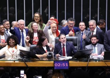 Câmara aprova, em dois turnos, PEC pelo fim da escala 6x1