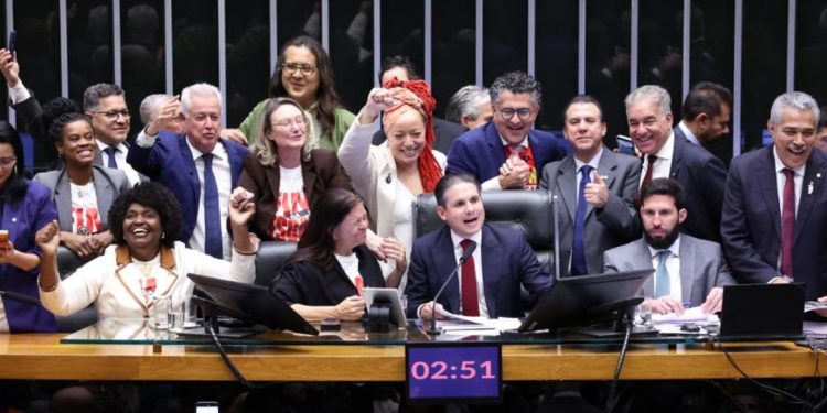 Câmara aprova, em dois turnos, PEC pelo fim da escala 6x1