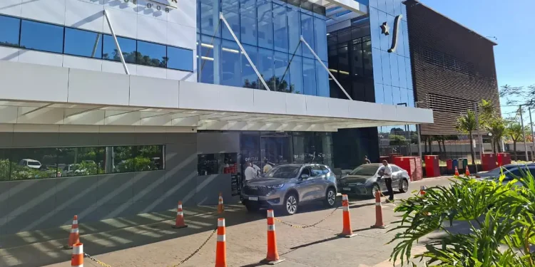 Bolsonaro é internado para cirurgia no ombro em Brasília
