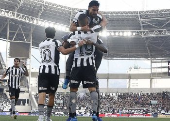 Botafogo vence Corinthians pelo Brasileirão com três de Arthur Cabral
