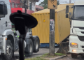 Vídeo: Contêiner se desprende de carreta e bloqueia avenida Rodrigo Otávio