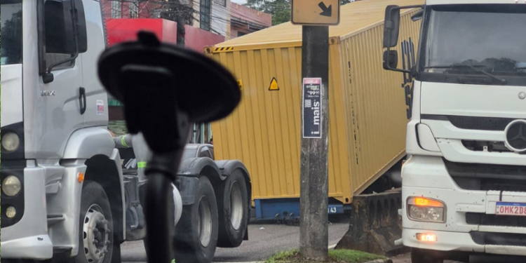 Vídeo: Contêiner se desprende de carreta e bloqueia avenida Rodrigo Otávio em Manaus