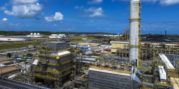 Refinarias da Petrobras operam com mais de 100% de capacidade; entenda