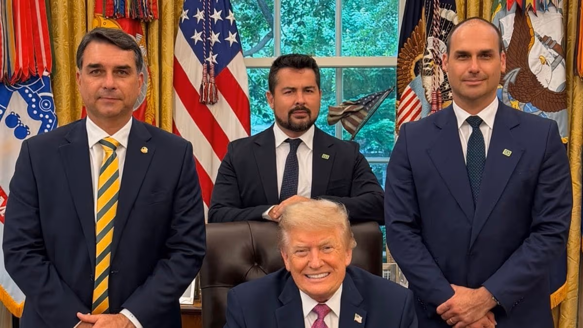 Eduardo Bolsonaro rebate acusação de IA em foto com Trump na Casa Branca