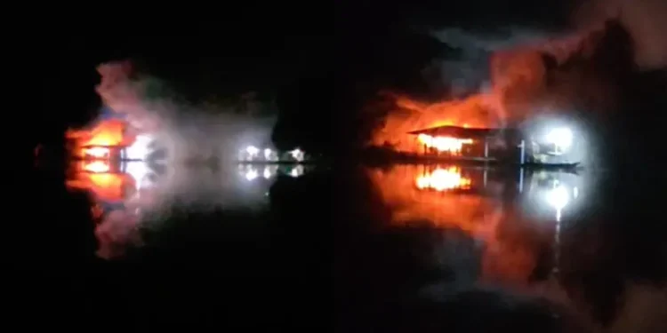 Com vídeo: Incêndio atinge e destrói flutuante no Tarumã-Açu