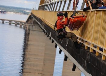 Militares do Corpo de Bombeiros do Amazonas simulam resgates de vítimas durante treinamento na ponte Phelippe Daou