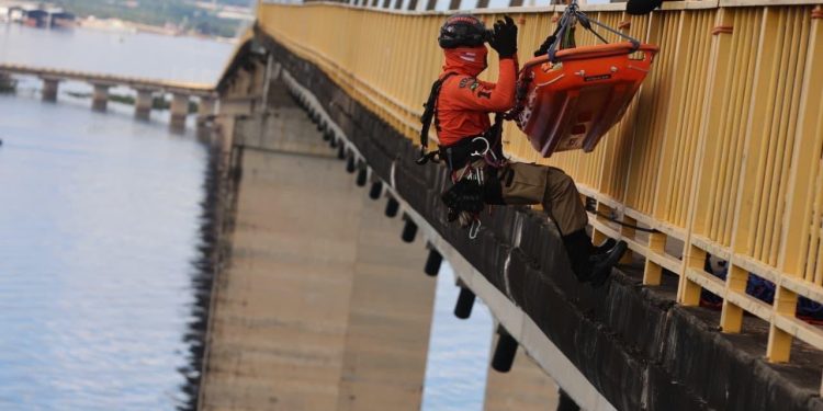 Militares do Corpo de Bombeiros do Amazonas simulam resgates de vítimas durante treinamento na ponte Phelippe Daou