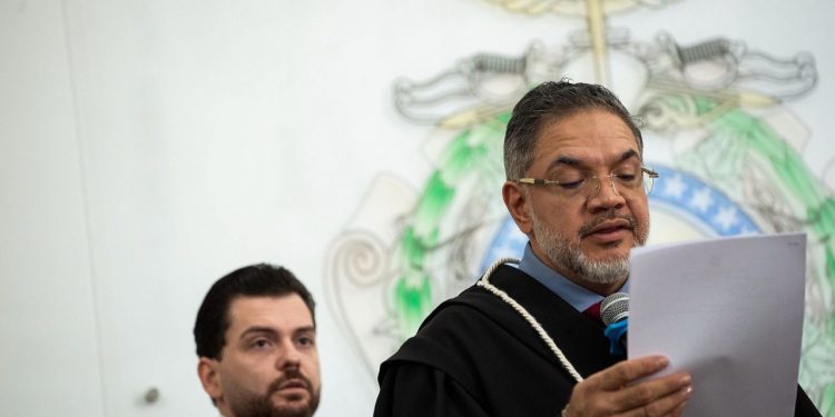 Juiz Fábio Lopes Alfaia preside quinto dia do julgamento do Caso Débora em Manaus