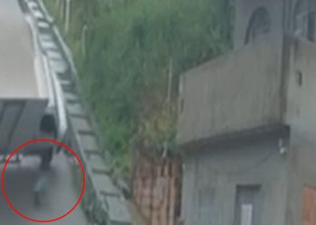Vídeo: Caminhão desgovernado tomba em ladeira de Manaus e homem escapa ileso
