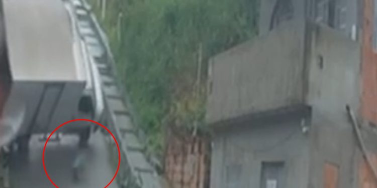Vídeo: Caminhão desgovernado tomba em ladeira de Manaus e homem escapa ileso