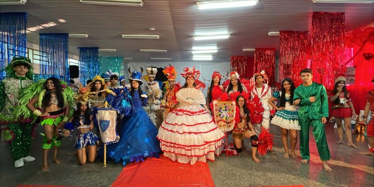 Estudantes da rede municipal exploram folclore e cultura amazonense em exposição