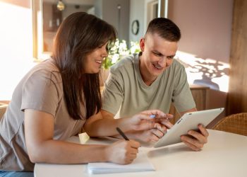 Especialistas orientam que objetivos, prioridades e escolhas do casal devem ser compartilhados para alcançar uma vida financeira sustentável