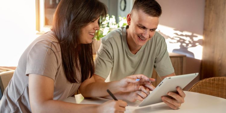 Especialistas orientam que objetivos, prioridades e escolhas do casal devem ser compartilhados para alcançar uma vida financeira sustentável