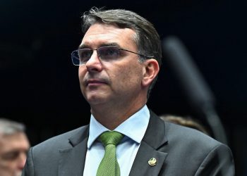 Flávio nega uso de verba pública em filme sobre Jair Bolsonaro