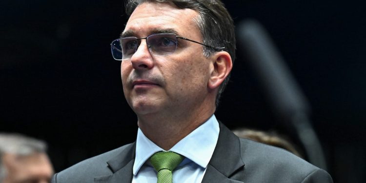 Flávio nega uso de verba pública em filme sobre Jair Bolsonaro