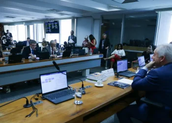 Senadores discutem ritmo de tramitação da PEC do fim da escala 6x1