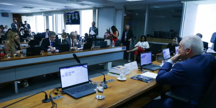 Senadores discutem ritmo de tramitação da PEC do fim da escala 6x1