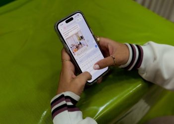 Festival de Parintins 2026: PC-AM reforça orientações para evitar golpes em compras de ingressos, hospedagens e passagens* _As recomendações têm como objetivo promover a segurança da população e dos visitantes_ Com a proximidade do 59º Festival de Parintins, a Polícia Civil do Amazonas (PC-AM), por meio da Delegacia Especializada em Repressão aos Crimes Cibernéticos (Dercc), orienta turistas e brincantes a adotarem medidas de prevenção contra golpes durante o período festivo. As recomendações têm como objetivo promover a segurança da população e dos visitantes. A delegada Deborah Barreiros, titular da Delegacia Especializada em Repressão aos Crimes Cibernéticos (Dercc), alerta que os golpes mais frequentes relacionados ao Festival de Parintins envolvem a venda de ingressos, hospedagens e passagens falsas, além da comercialização de bilhetes que não são emitidos ou são vendidos para mais de uma pessoa. Segundo a delegada, a alta procura pelos serviços durante o período favorece a atuação dos criminosos, que costumam atrair vítimas com ofertas aparentemente vantajosas. “É preciso ter cautela com promoções imperdíveis e com o senso de urgência, que muitas vezes são utilizados para impedir que a vítima faça verificações prévias”, orienta a delegada. De acordo com a autoridade policial, os golpistas frequentemente pressionam as vítimas a realizar pagamentos imediatos, alegando escassez de vagas ou risco de perda da oportunidade. A estratégia tem como objetivo dificultar a conferência da autenticidade da oferta. “Antes de fechar qualquer negócio, é fundamental verificar a procedência da oferta e priorizar empresas credenciadas, com histórico comprovado e avaliações positivas de outros usuários”, destaca Deborah Barreiros. A delegada recomenda evitar sites recém-criados, sem histórico de atuação ou sem avaliações de clientes, bem como perfis em redes sociais que não transmitam credibilidade. Para maior segurança, a orientação é utilizar plataformas reconhecidas e canais oficiais de venda. “Desconfie de preços muito abaixo dos praticados no mercado e evite negociar com pessoas desconhecidas, especialmente em ambientes virtuais. Em muitos casos, as vítimas são induzidas a realizar pagamentos via Pix ou boleto, modalidades que podem dificultar a recuperação dos valores”, reforça. Outro sinal de alerta, segundo a delegada, é a interrupção do contato pelo suposto vendedor logo após a confirmação do pagamento. Nesses casos, é importante reunir provas, como capturas de tela das conversas, anúncios e comprovantes de pagamento, para auxiliar as investigações. “A Polícia Civil reforça que o Festival de Parintins é um dos maiores eventos culturais do país e deve ser aproveitado com segurança e responsabilidade por todos”, finaliza a delegada. *Denúncias* Caso tenha sido vítima de um golpe com essas características, recomenda-se que procure a delegacia mais próxima ou registre o Boletim de Ocorrência (BO) por meio da Delegacia Virtual, acessível pelo site www.delegaciavirtual.cinetic.gov.br. A PC-AM reforça que a denúncia é fundamental caso alguém caia nesse tipo de golpe para que sejam iniciadas as investigações e para evitar que mais pessoas sejam lesadas por esses tipos de crimes. *FOTOS:* Beatriz Sampaio e Maria Eduarda Gomes/PC-AM.