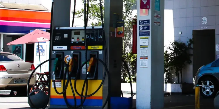 Concorrência do etanol e subvenção fazem preço da gasolina cair