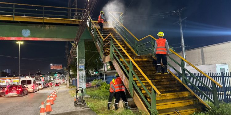 Prefeitura de Manaus inicia revitalização da passarela da avenida Pedro Teixeira em mais uma frente de obras noturnas