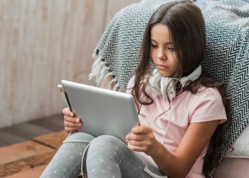 Pesquisa mostra que 95% de crianças e adolescentes no país usam internet e especialista orienta sobre limites