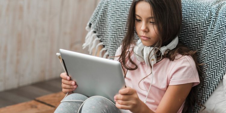 Pesquisa mostra que 95% de crianças e adolescentes no país usam internet e especialista orienta sobre limites