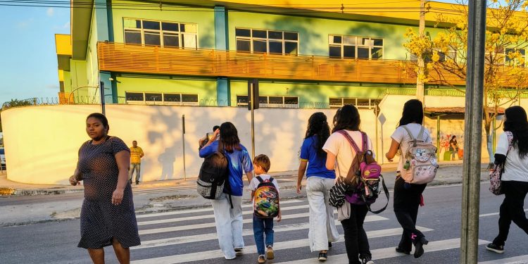 Prefeitura de Manaus realiza pesquisa para implantar semáforo de pedestres no bairro Santa Etelvina
