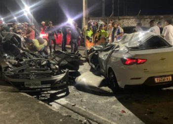 Carreta tomba sobre carros na Avenida das Torres e deixa feridos