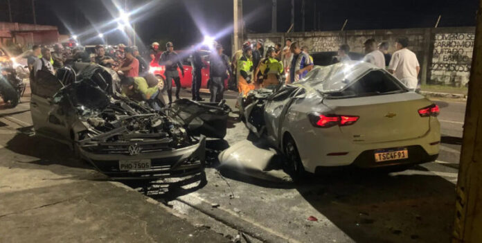Carreta tomba sobre carros na Avenida das Torres e deixa feridos