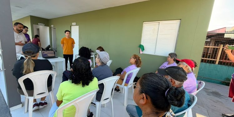 Palestra "Internet Segura 60+ Conectados e Protegidos" atende idosos da zona Norte de Manaus