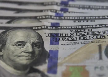 Dólar supera R$ 5,20, e bolsa cai com expectativa por juros nos EUA