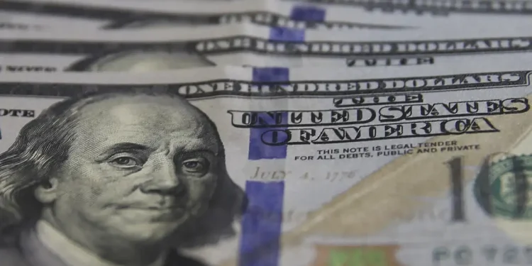Dólar supera R$ 5,20, e bolsa cai com expectativa por juros nos EUA