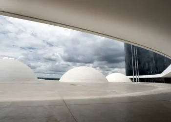 PT aciona TSE contra Flávio Bolsonaro sobre urnas eletrônicas