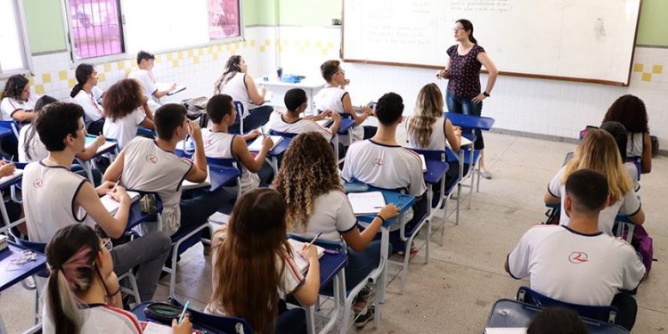Lei garante licença remunerada para pós-graduação de professores da rede pública