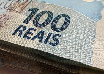 Dólar cai para R$ 5,07, menor nível em um mês; bolsa fica estável