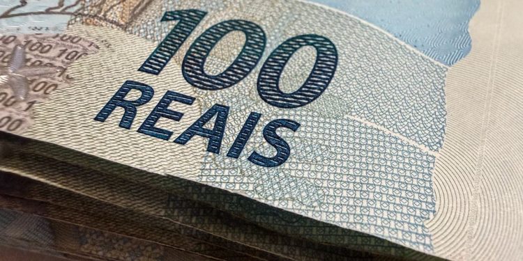 Dólar cai para R$ 5,07, menor nível em um mês; bolsa fica estável