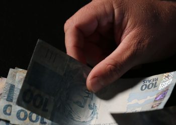 Trabalhadores nascidos em setembro e outubro recebem abono salarial