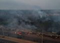 Incêndio em Iranduba é controlado, mas bombeiros permanecem no local para evitar novos focos