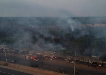 Incêndio em Iranduba é controlado, mas bombeiros permanecem no local para evitar novos focos