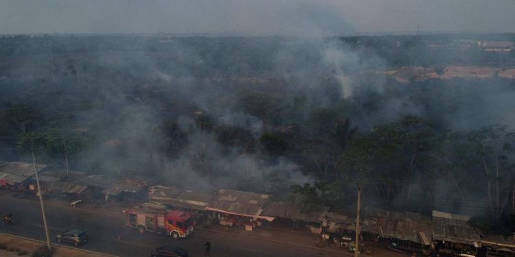 Incêndio em Iranduba é controlado, mas bombeiros permanecem no local para evitar novos focos