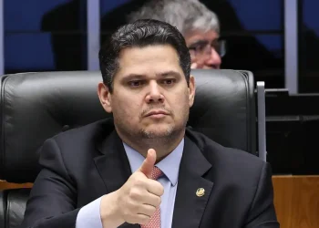 Alcolumbre destrava PEC do fim da 6x1 após conversas com Lula