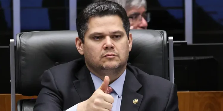 Alcolumbre destrava PEC do fim da 6x1 após conversas com Lula