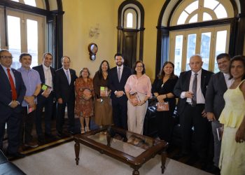 André Epifânio Martins lança livro sobre investigação do Ministério Público e reúne autoridades no Palácio Rio Negro